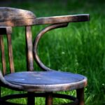 Immagine di un mobile in legno trattato con metodi naturali contro i tarli.