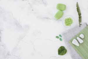 Esperto mostra tecniche per pulire il marmo macchiato in un articolo pratico.