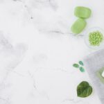 Un uomo lucida un pavimento in marmo, evidenziando la brillantezza del materiale.