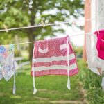 Trucco della nonna per rimuovere macchie di olio dai vestiti con ingredienti naturali.