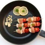 Fondo di una padella antiaderente mentre viene pulito con un metodo efficace.