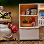 Immagine di un frigorifero con rimedi naturali per eliminare cattivi odori, come bicarbonato e limone.