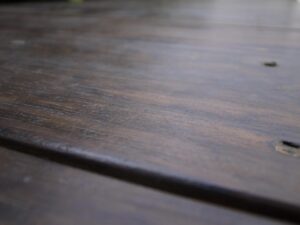 Legno danneggiato prima e dopo il restauro, mostra il confronto dei risultati.