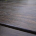 Mix di aceto e olio su legno, evidenziando la brillantezza e la cura del materiale.