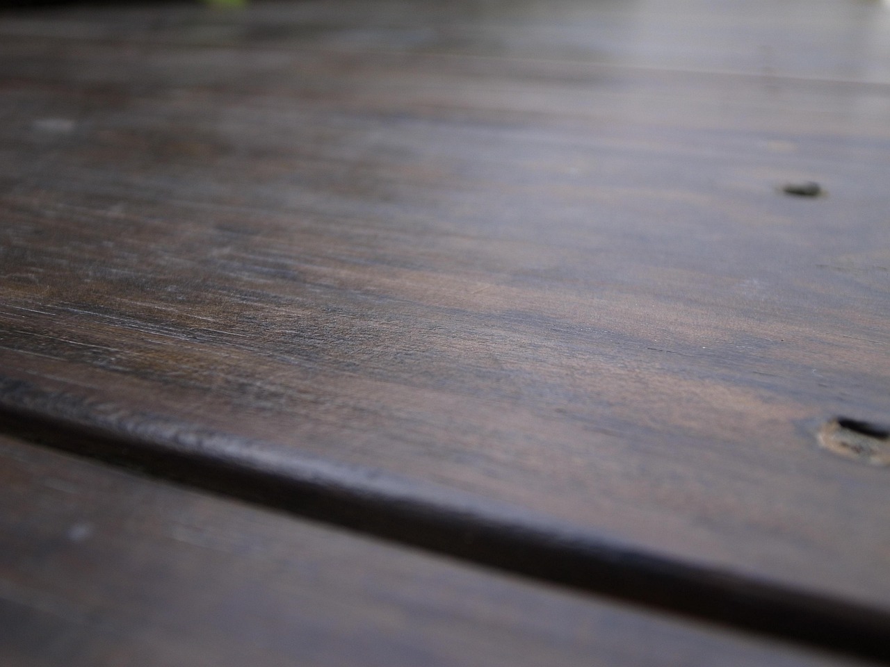 Mix di aceto e olio su legno, evidenziando la brillantezza e la cura del materiale.