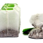 Bustine di tè usate appoggiate su un frigorifero per eliminare odori sgradevoli.