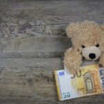 Illustrazione che spiega la donazione della casa ai figli con usufrutto, evidenziando costi e procedure.