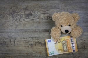 Illustrazione che spiega la donazione della casa ai figli con usufrutto, evidenziando costi e procedure.