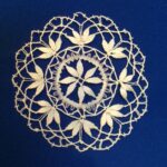 Vecchi centrini della nonna in casa, simbolo di tradizione e valore artigianale.