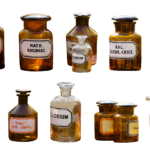 Tre prodotti per la casa pericolosi, con etichette di avvertimento e simboli di tossicità.