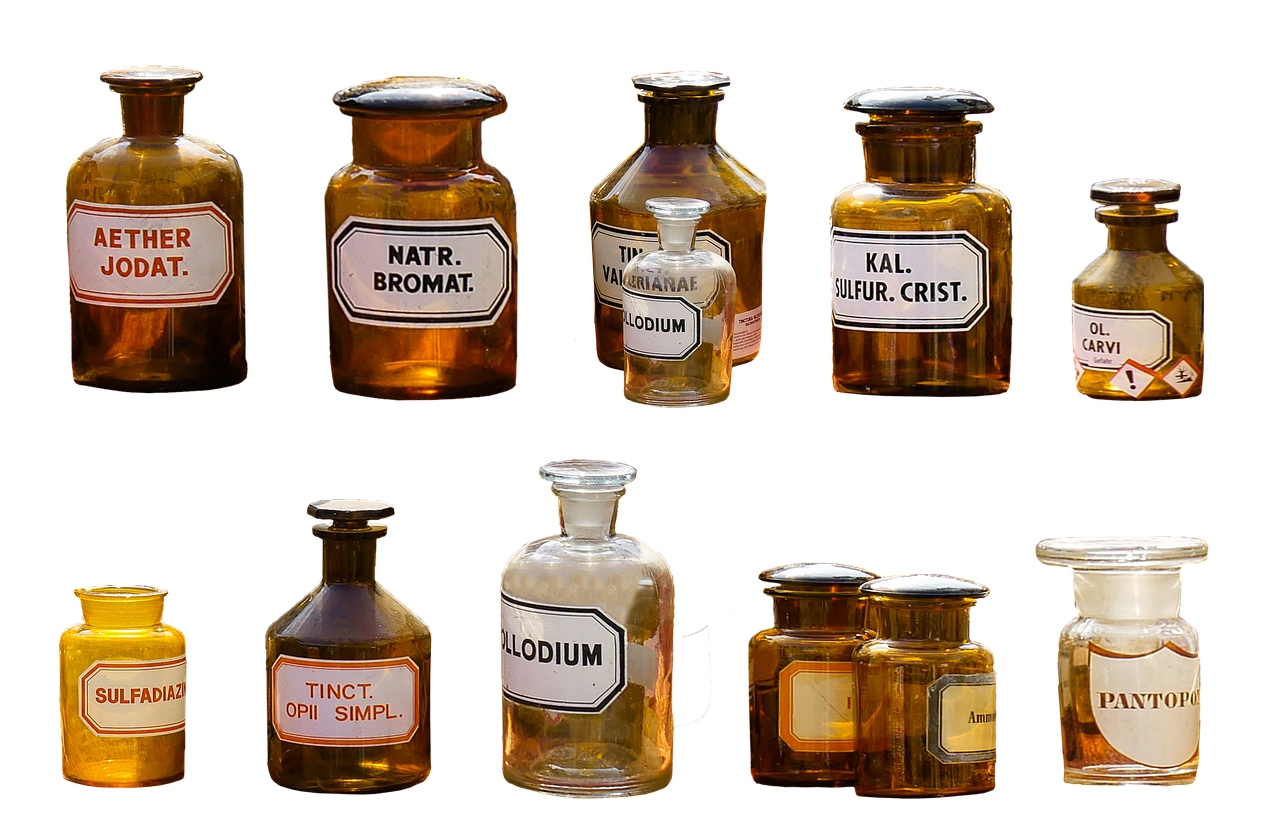 Tre prodotti per la casa pericolosi, con etichette di avvertimento e simboli di tossicità.