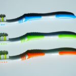 Spazzolini da denti disinfettati con soluzioni naturali su un tavolo di legno.