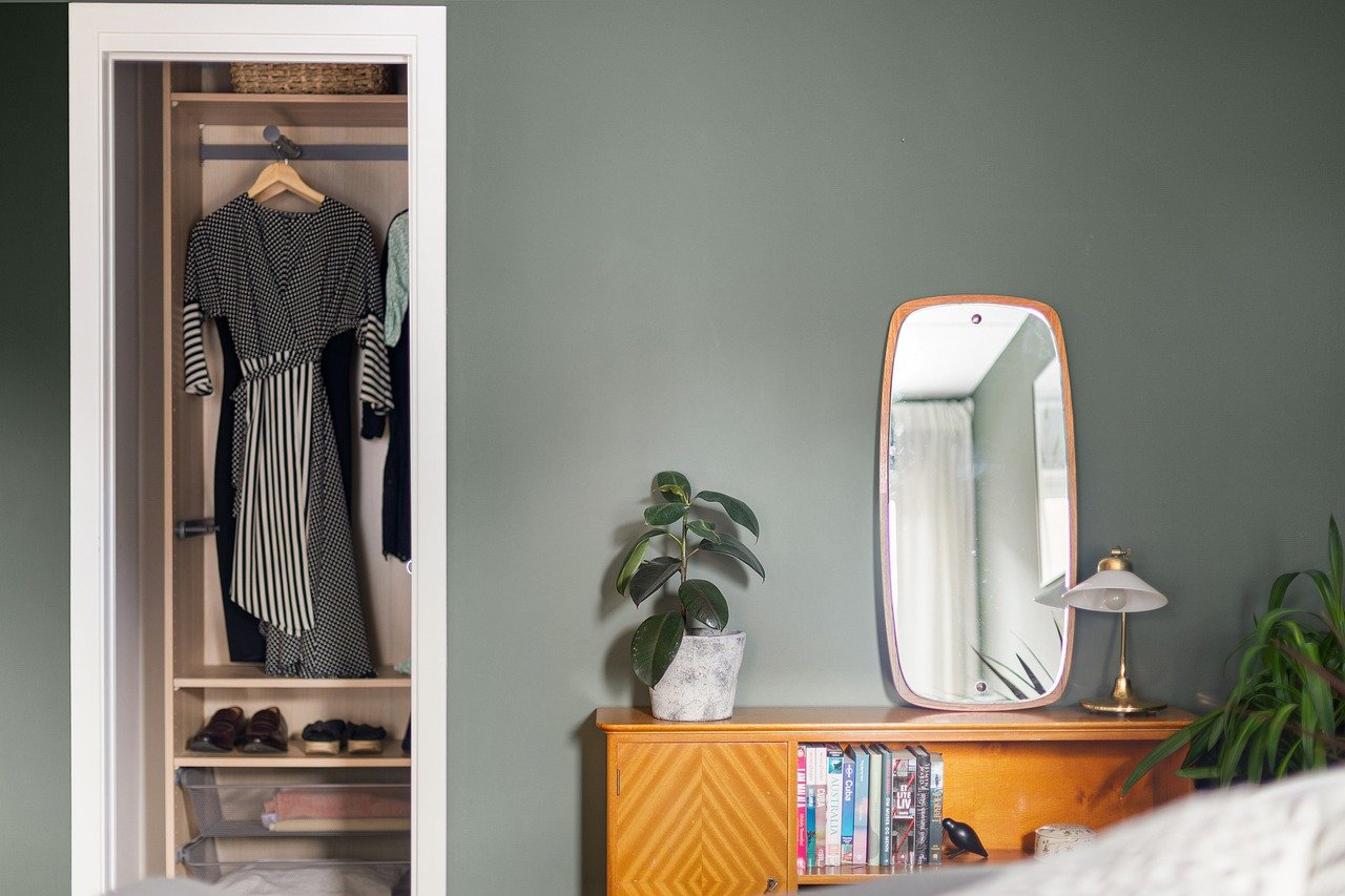 Immagine di muffa su un armadio, evidenziando il problema e le possibili soluzioni.