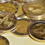 Moneta da 2 Euro con dettagli artistici che la rendono simile a un gioiello prezioso.