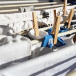 Stendibiancheria salvaspazio in uso, bucato asciutto e ordinato in un ambiente domestico.
