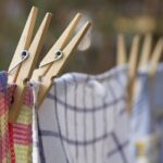 Bicarbonato di sodio utilizzato per rimuovere macchie dai tessuti in un ambiente domestico.