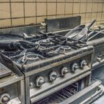 Cucina disordinata e sporca, pronta per essere pulita con i consigli della nonna.