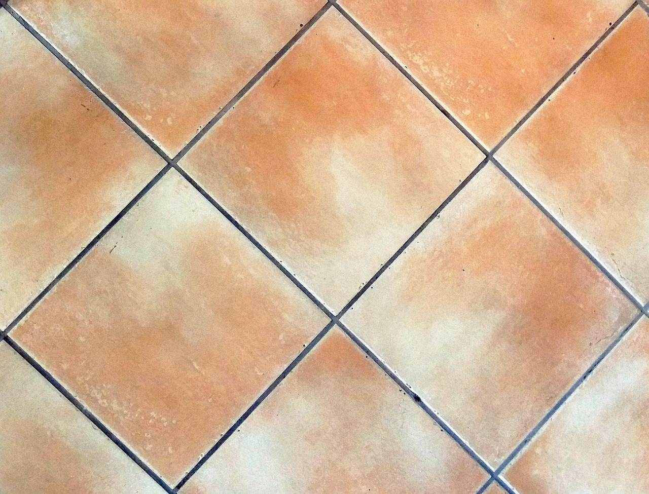 Fuga bianca trattata con acqua ossigenata per rimuovere macchie e ingiallimento.