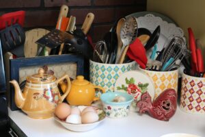 Immagine di una casa ordinata senza oggetti disordinati, rappresentante un ambiente ideale e organizzato.