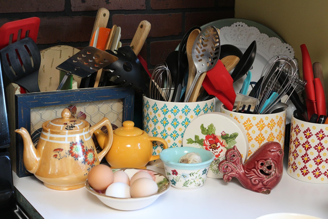 Immagine di una casa ordinata senza oggetti disordinati, rappresentante un ambiente ideale e organizzato.