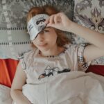 Macchie di sudore su cuscini bianchi, evidenziando la necessità di rimozione efficace.