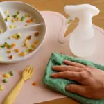 Residui di cibo sulle tovagliette dei bambini: rimedi green per una pulizia perfetta