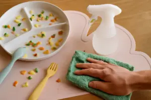 Residui di cibo sulle tovagliette dei bambini: rimedi green per una pulizia perfetta
